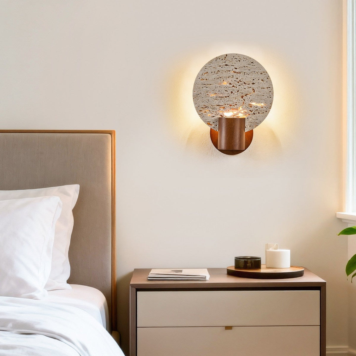 Taveiella wandlamp met ronde gele travertinschijf en walnootcilinder