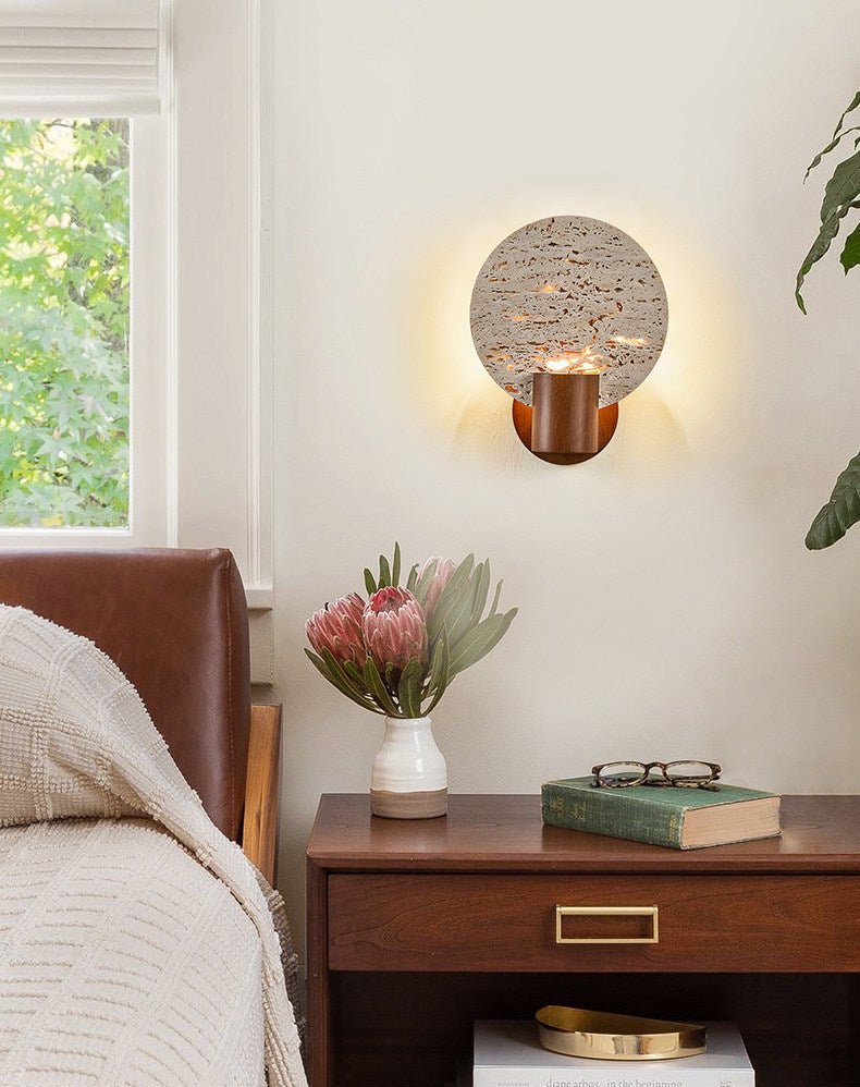 Taveiella wandlamp met ronde gele travertinschijf en walnootcilinder