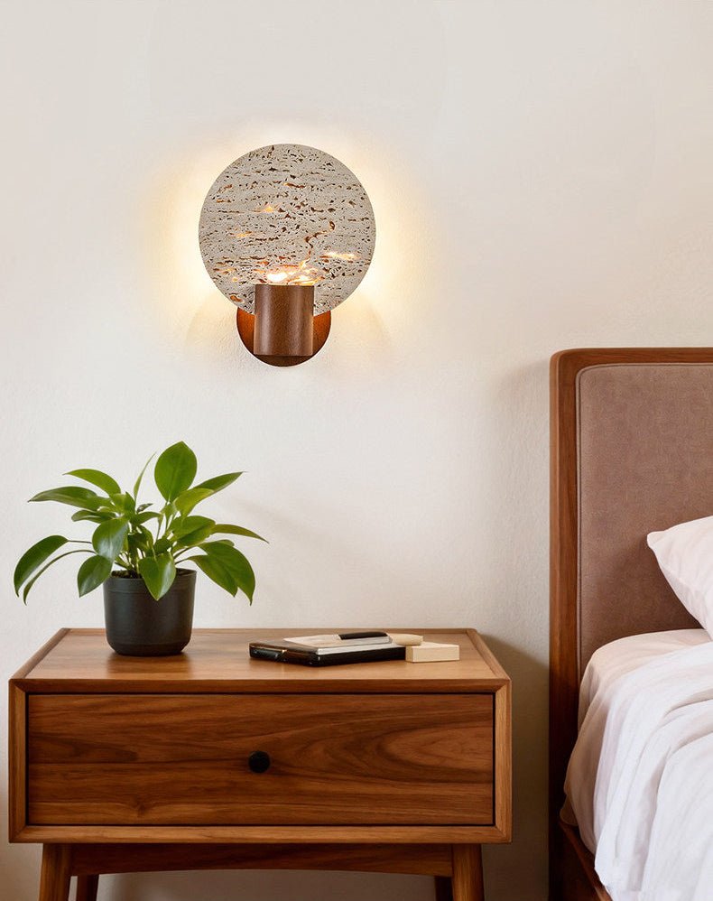 Taveiella wandlamp met ronde gele travertinschijf en walnootcilinder
