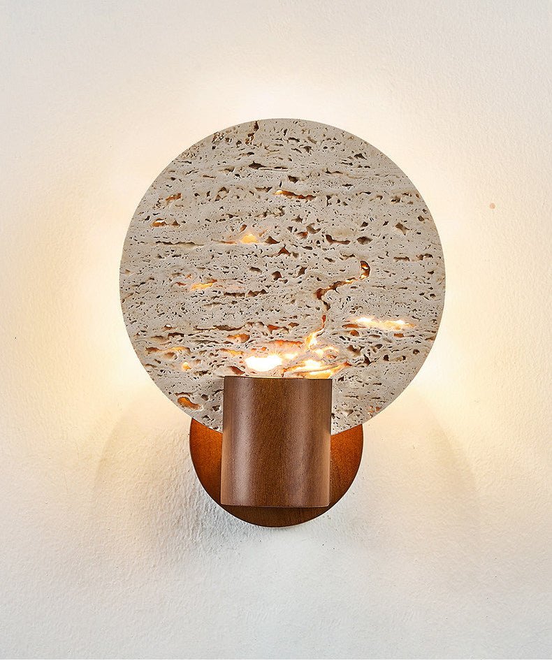 Taveiella wandlamp met ronde gele travertinschijf en walnootcilinder