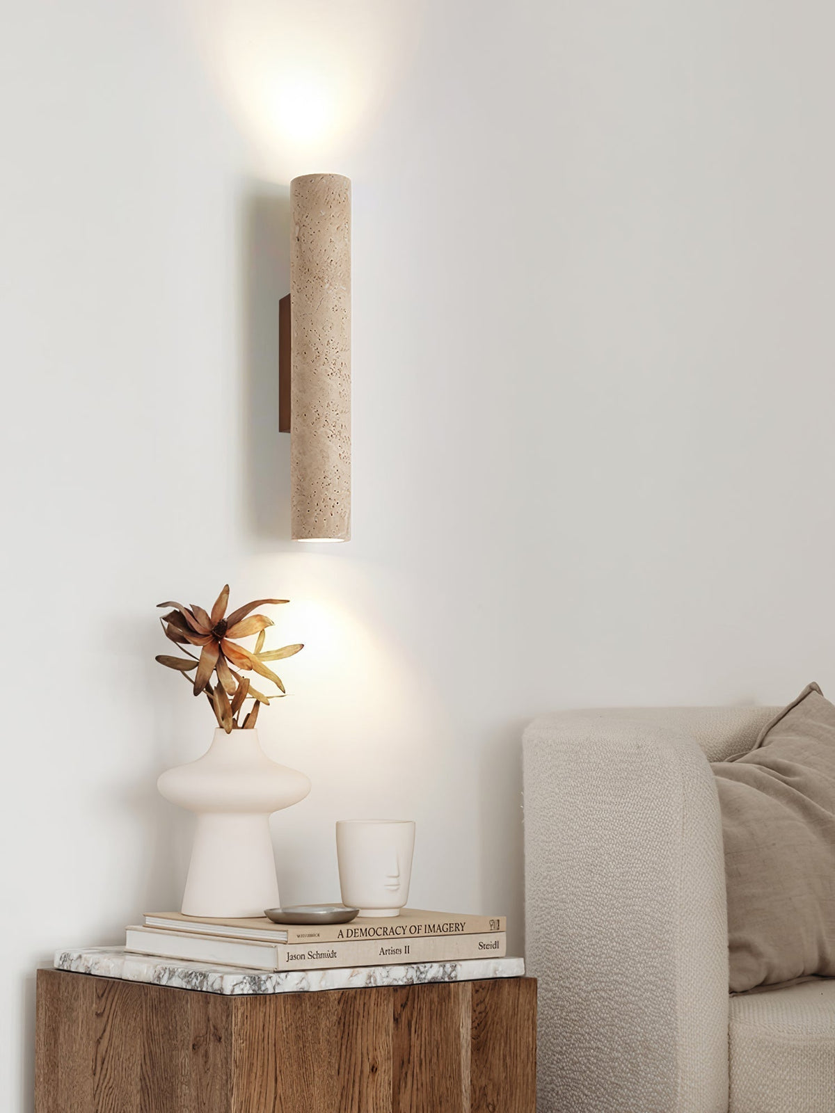 Seranise slanke cilindervormige wandlamp van geel travertin