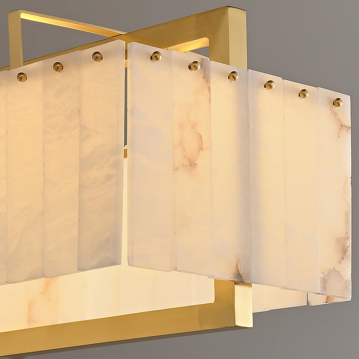 Nivivenne rechthoekige albasten hanglamp met goudkleurige metalen lijst