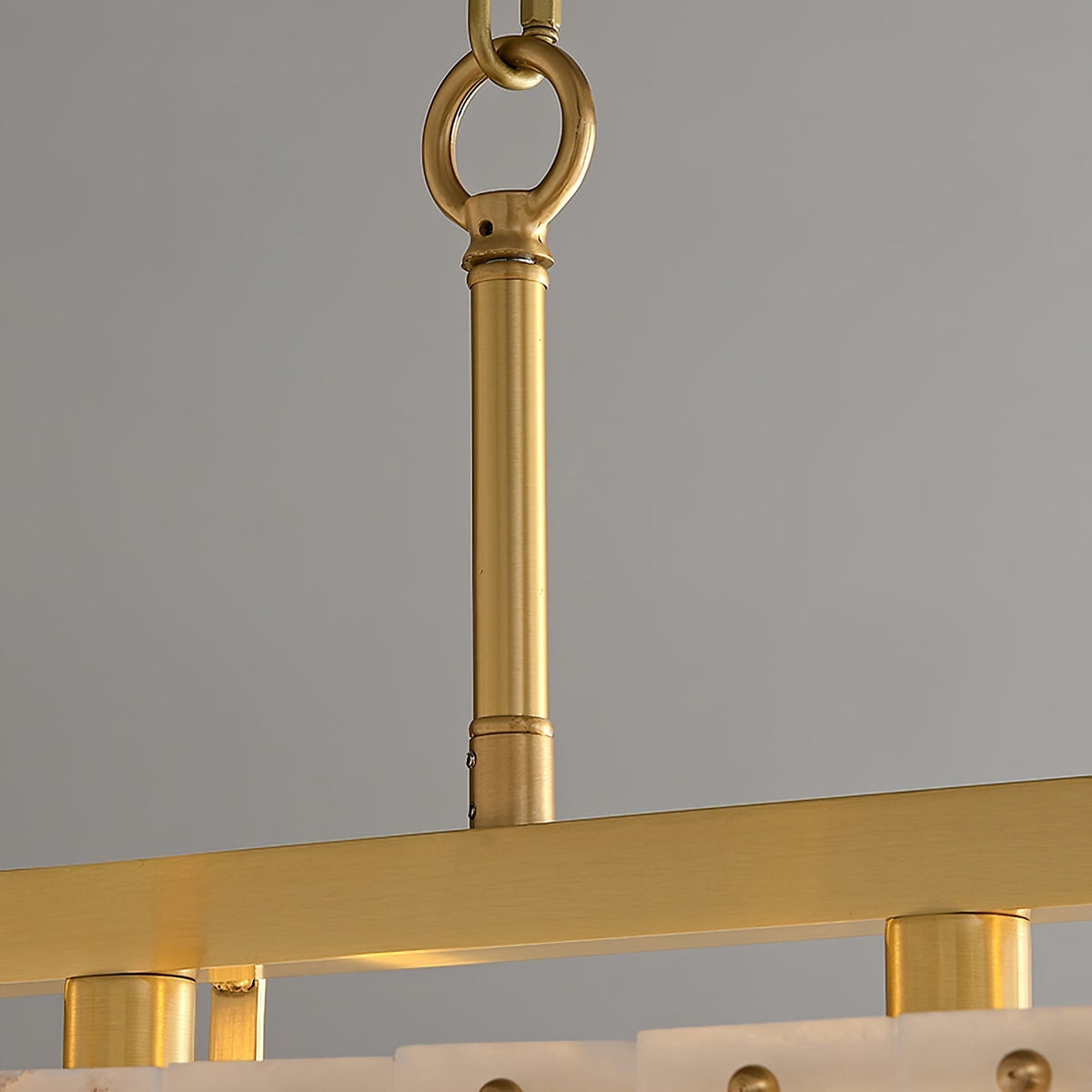 Nivivenne rechthoekige albasten hanglamp met goudkleurige metalen lijst