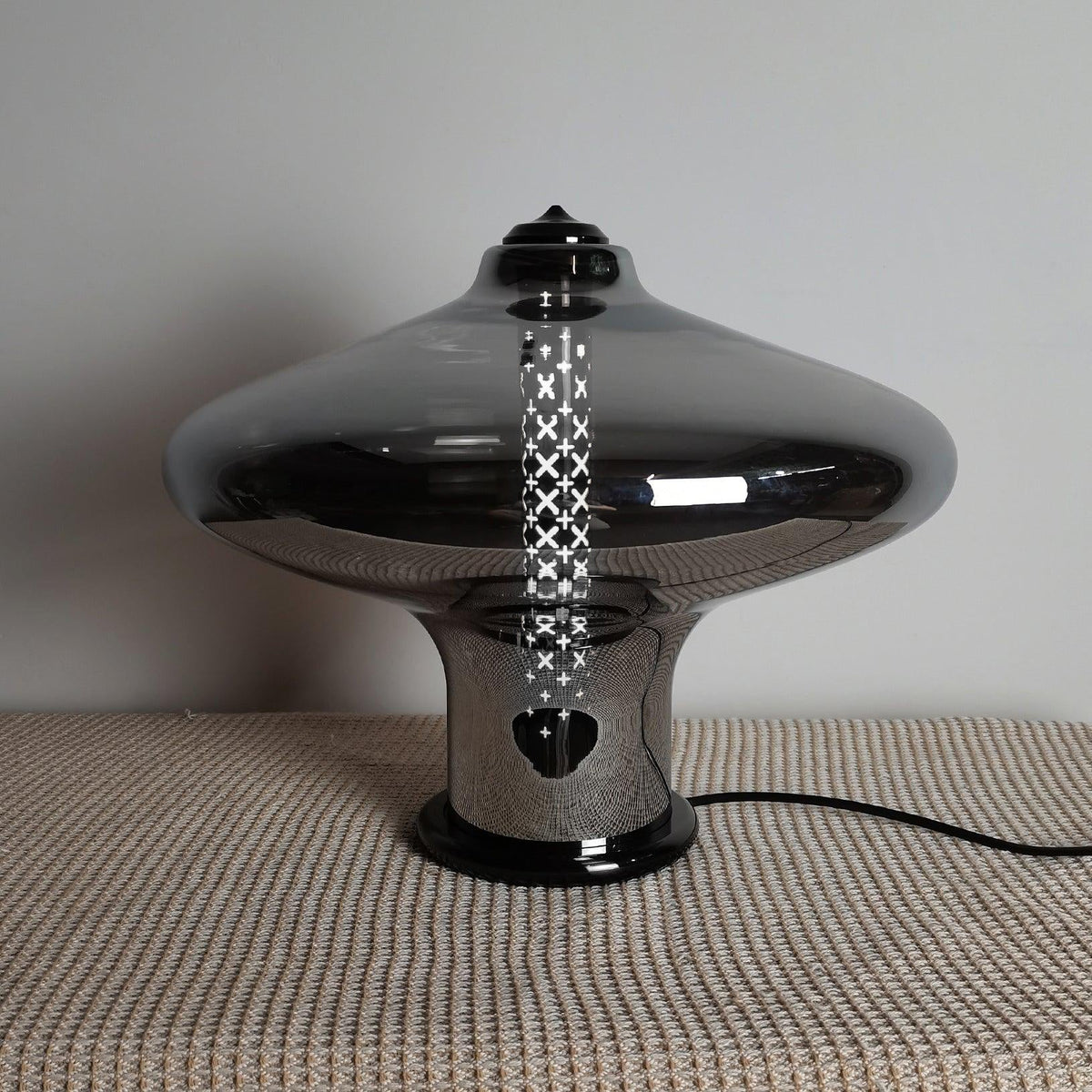 Anthony moderne tafellamp van rookgrijs glas