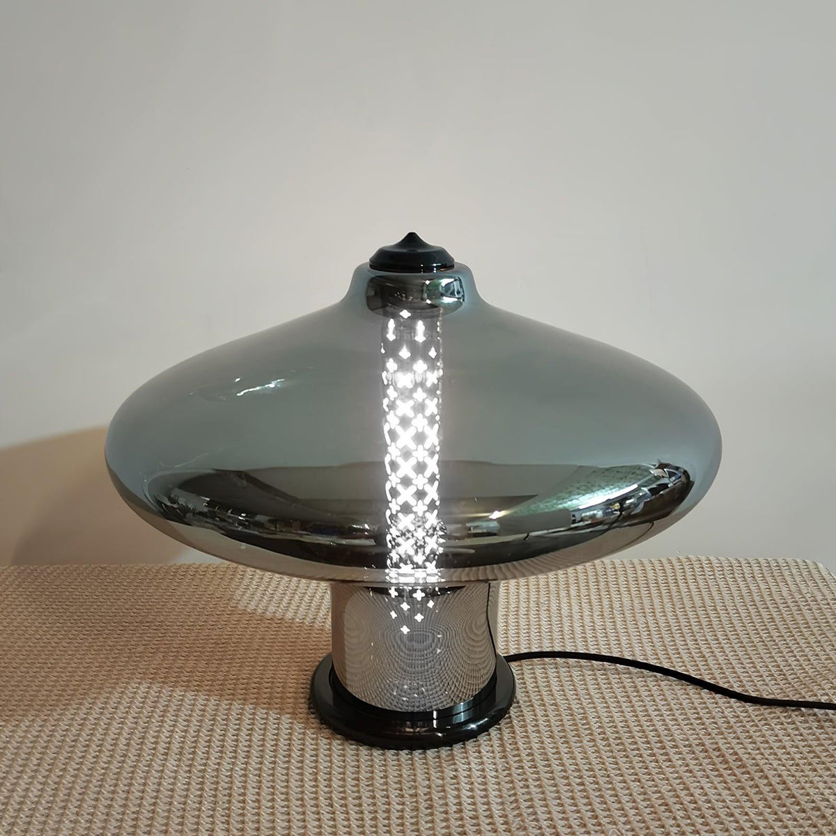 Anthony moderne tafellamp van rookgrijs glas