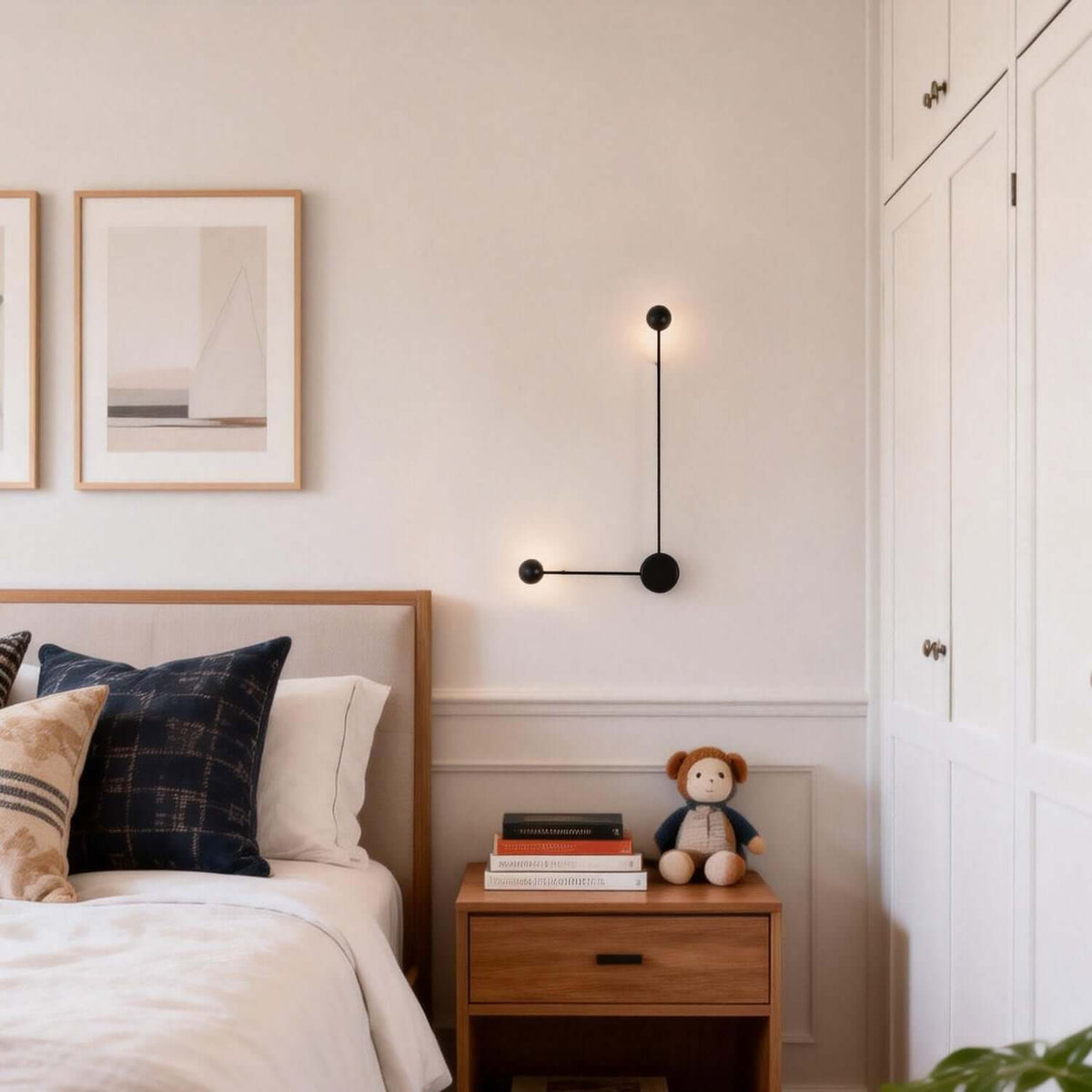 Sphere-on-Stem LED wandlamp