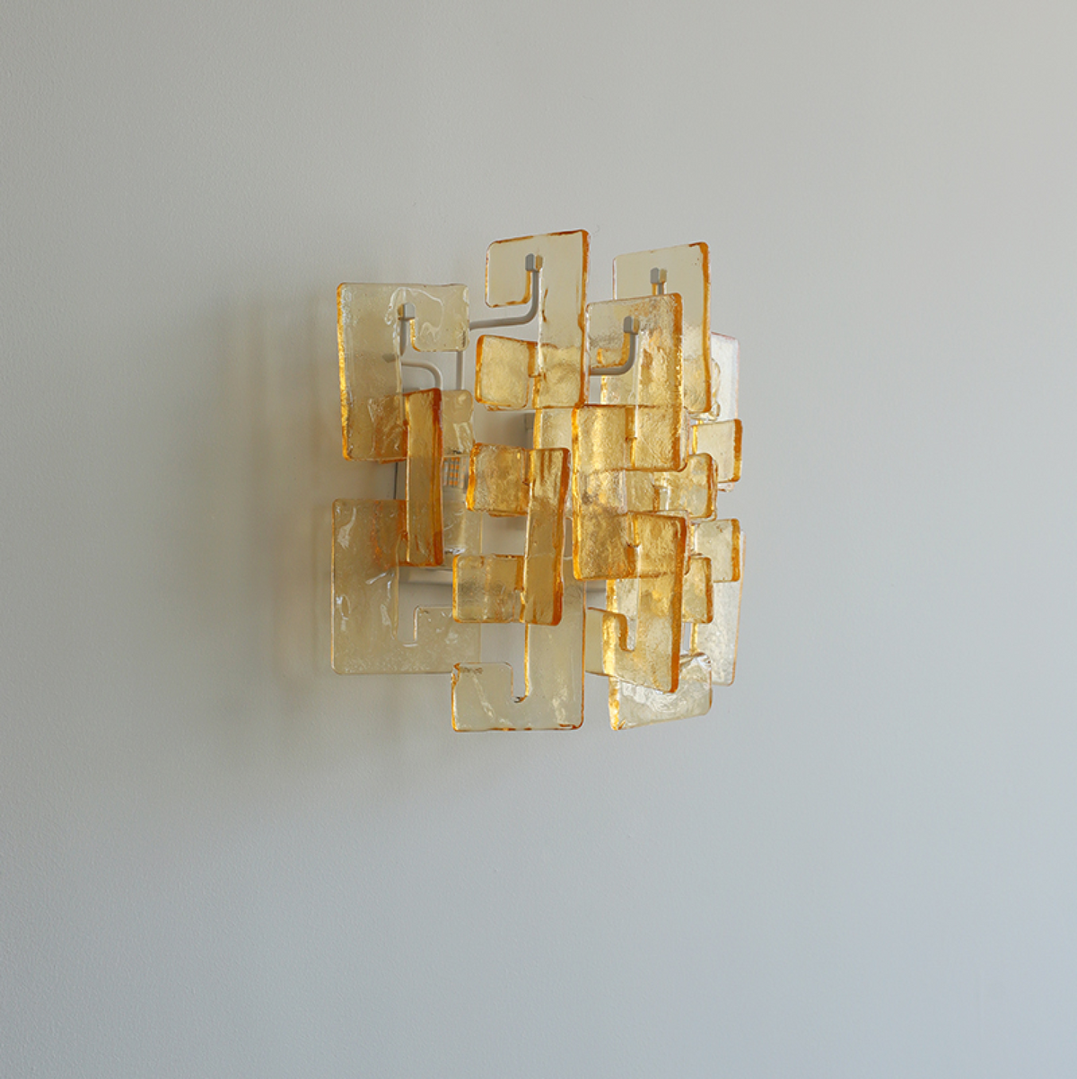 Stacked wandlamp met glazen kap