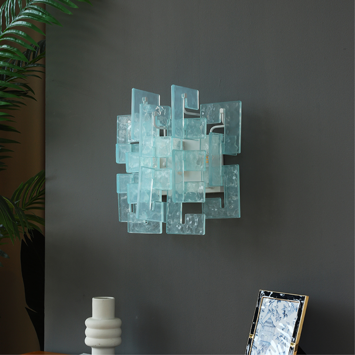 Stacked wandlamp met glazen kap