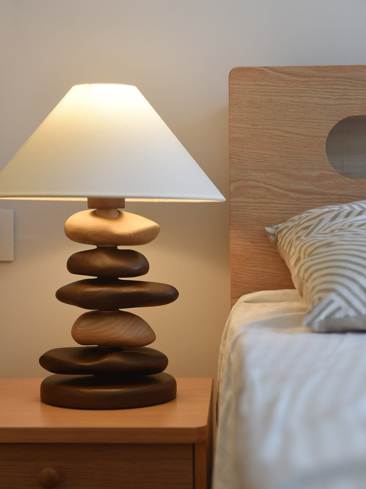 Stacked kiezelvormige hout tafellamp