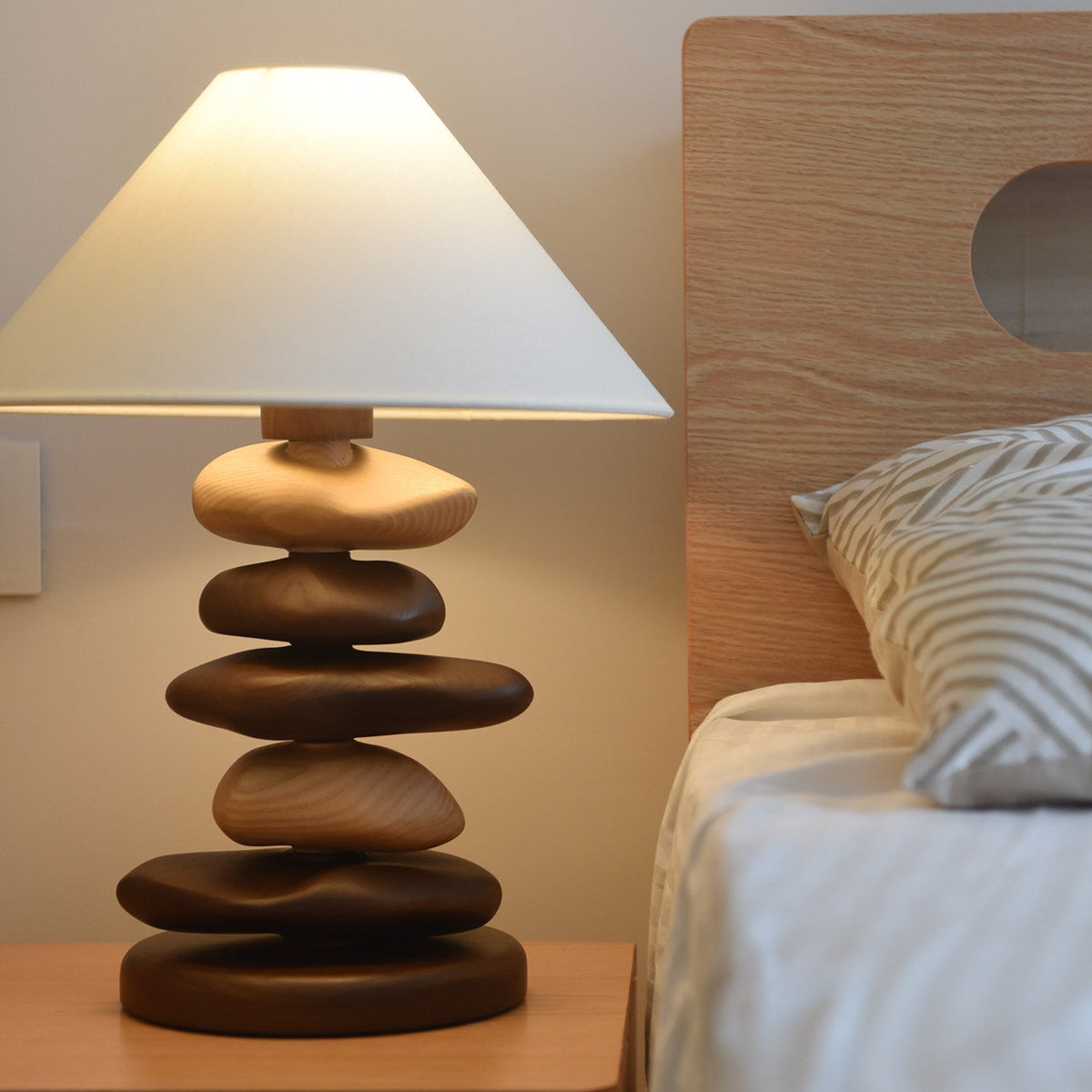 Stacked kiezelvormige hout tafellamp
