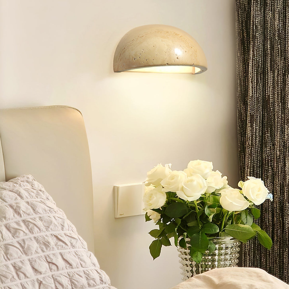 Vethayra Half-koepelvormige travertin wandlamp