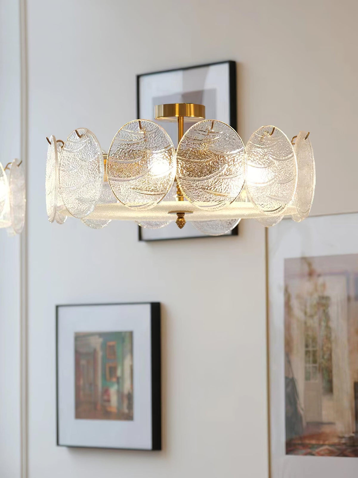 Velalaine plafondlamp van glas met afwerking en ribbelglas goudkleurig
