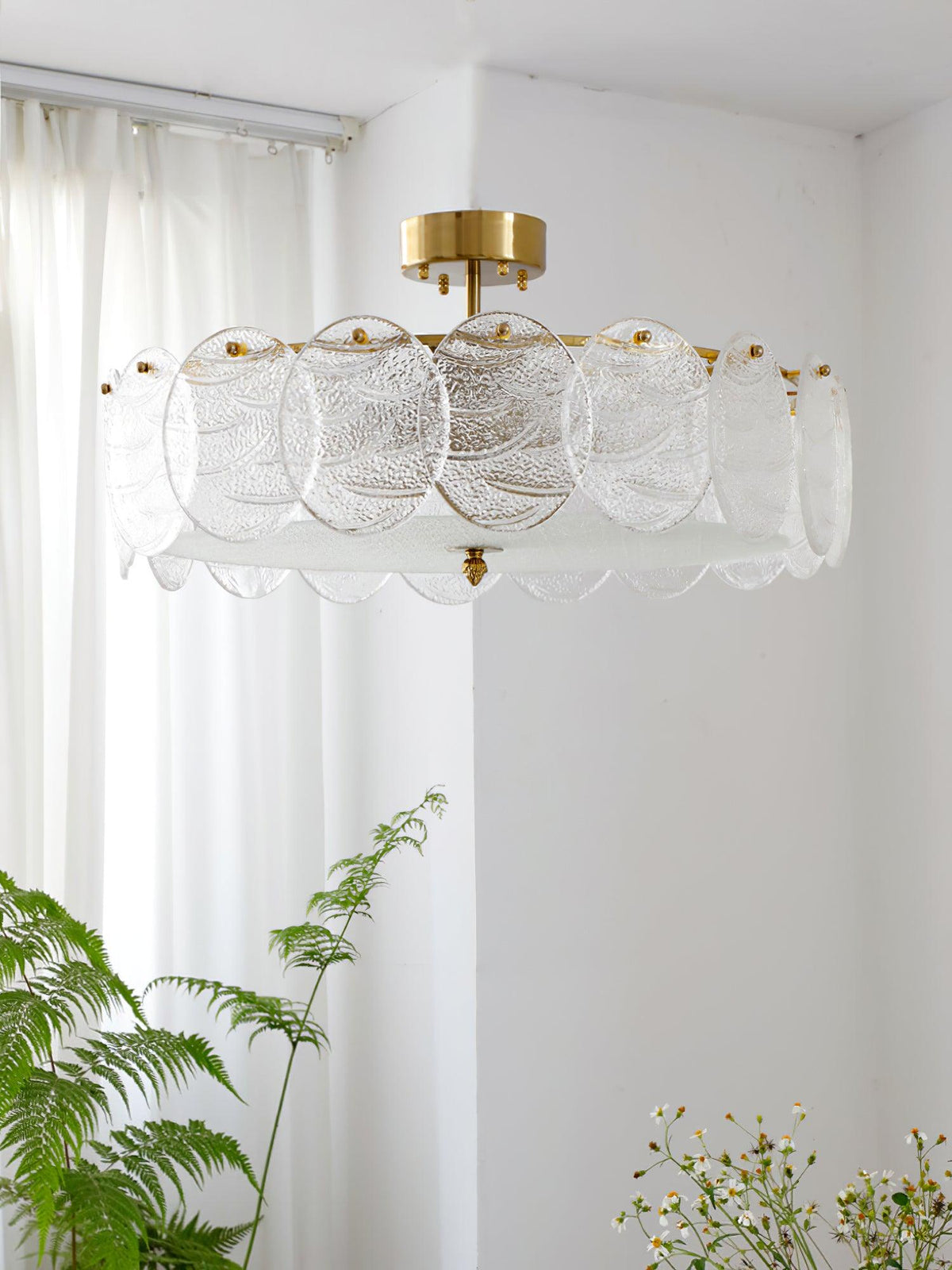 Velalaine plafondlamp van glas met afwerking en ribbelglas goudkleurig