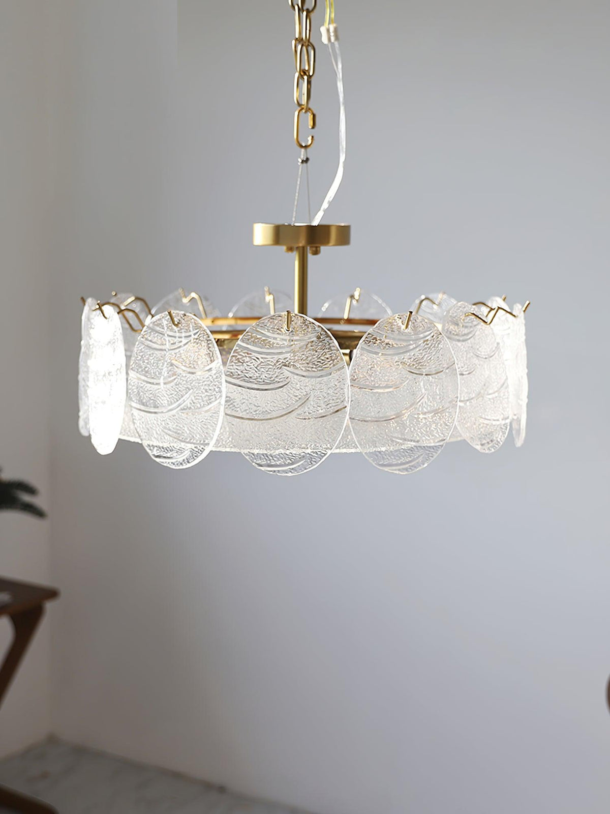 Velalaine plafondlamp van glas met afwerking en ribbelglas goudkleurig