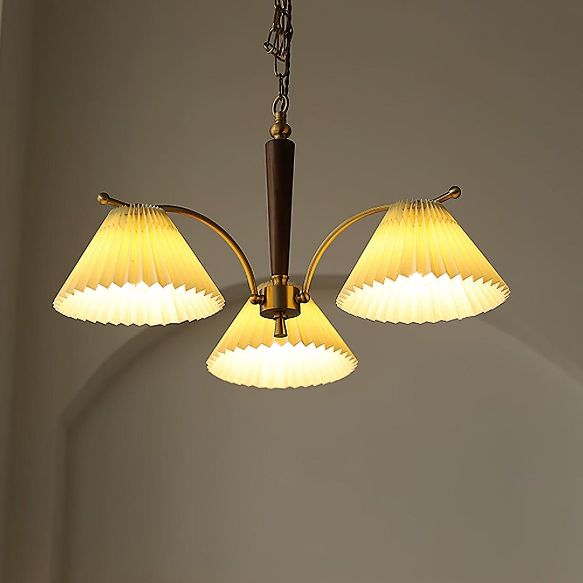 Kroonluchter met plooistoffen lampenkappen, walnoothout en messing armen, warm retro-stijl