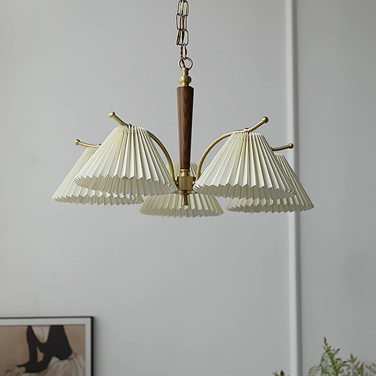 Kroonluchter met plooistoffen lampenkappen, walnoothout en messing armen, warm retro-stijl