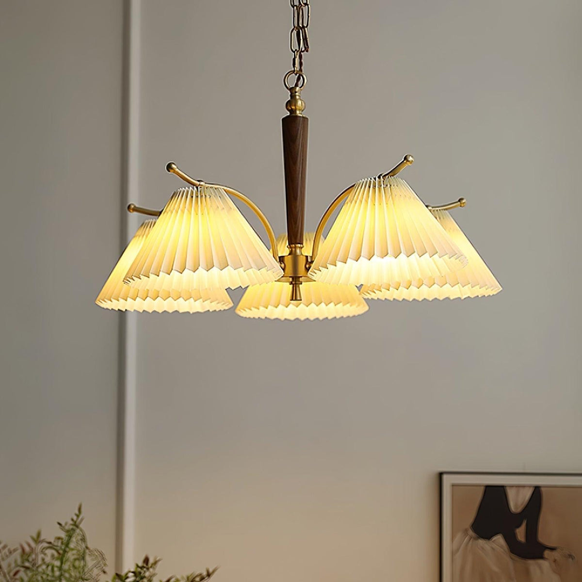 Kroonluchter met plooistoffen lampenkappen, walnoothout en messing armen, warm retro-stijl