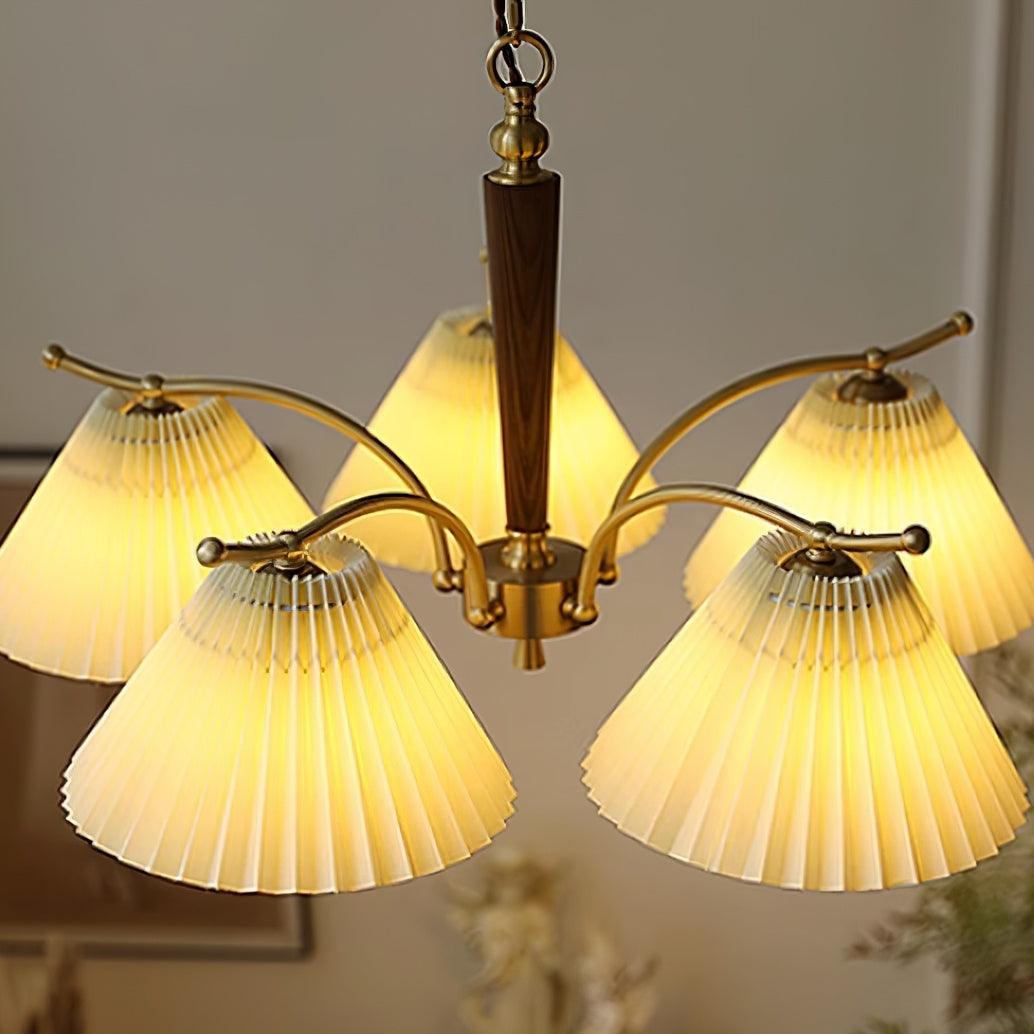 Kroonluchter met plooistoffen lampenkappen, walnoothout en messing armen, warm retro-stijl