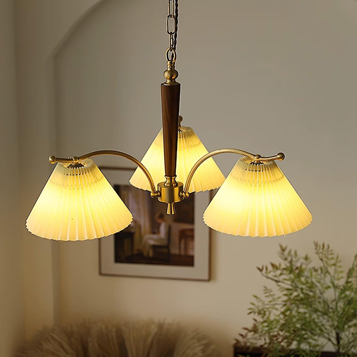 Kroonluchter met plooistoffen lampenkappen, walnoothout en messing armen, warm retro-stijl