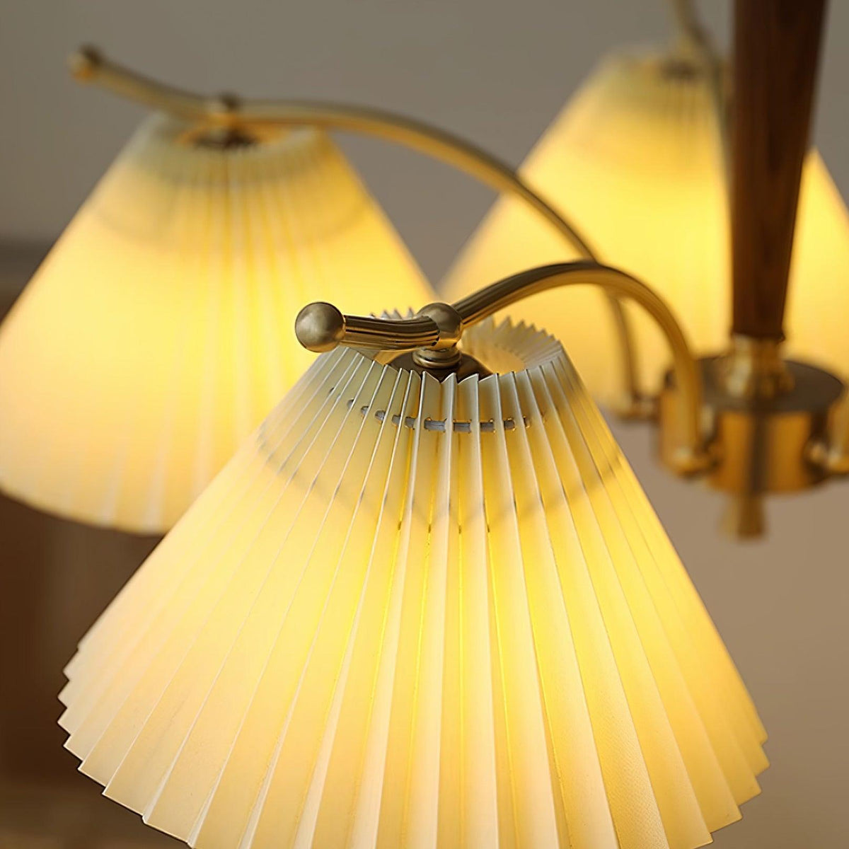 Kroonluchter met plooistoffen lampenkappen, walnoothout en messing armen, warm retro-stijl