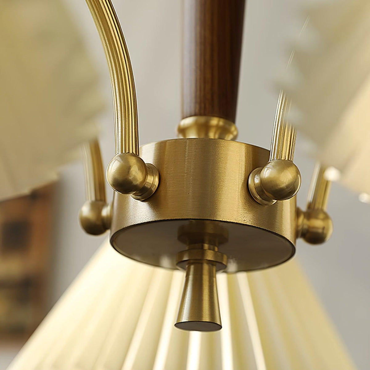 Kroonluchter met plooistoffen lampenkappen, walnoothout en messing armen, warm retro-stijl