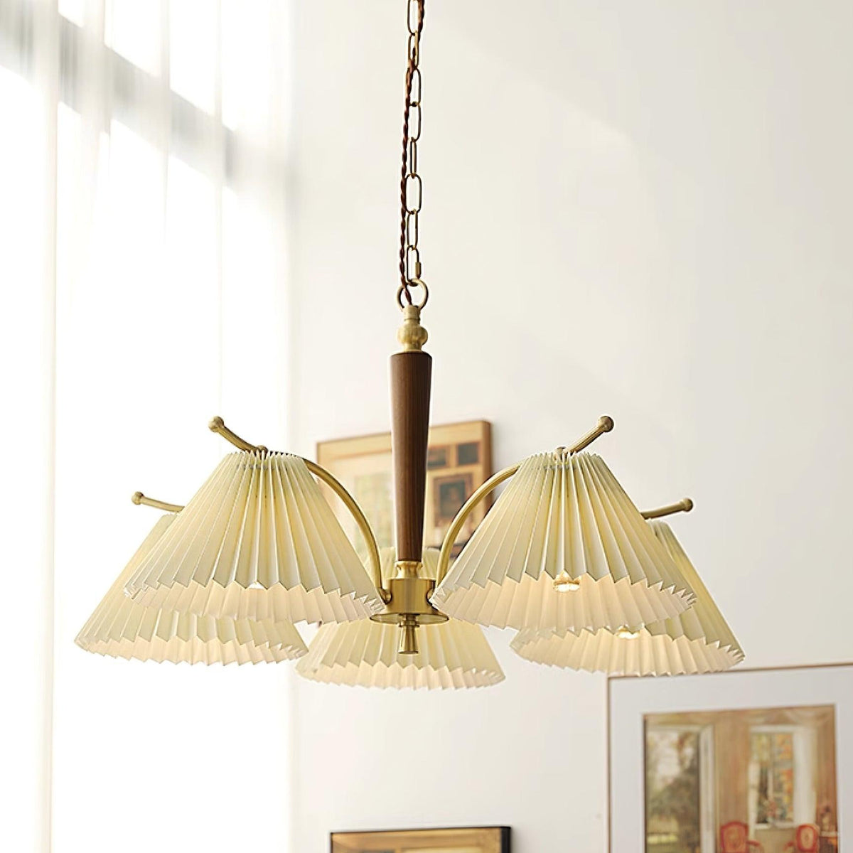 Kroonluchter met plooistoffen lampenkappen, walnoothout en messing armen, warm retro-stijl