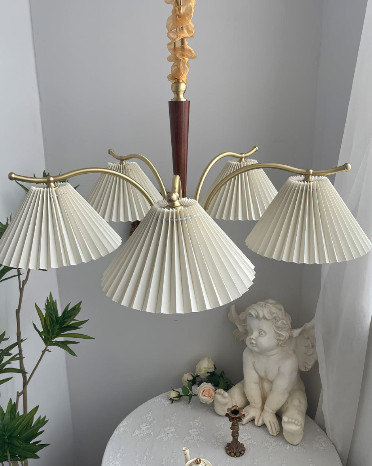 Kroonluchter met plooistoffen lampenkappen, walnoothout en messing armen, warm retro-stijl