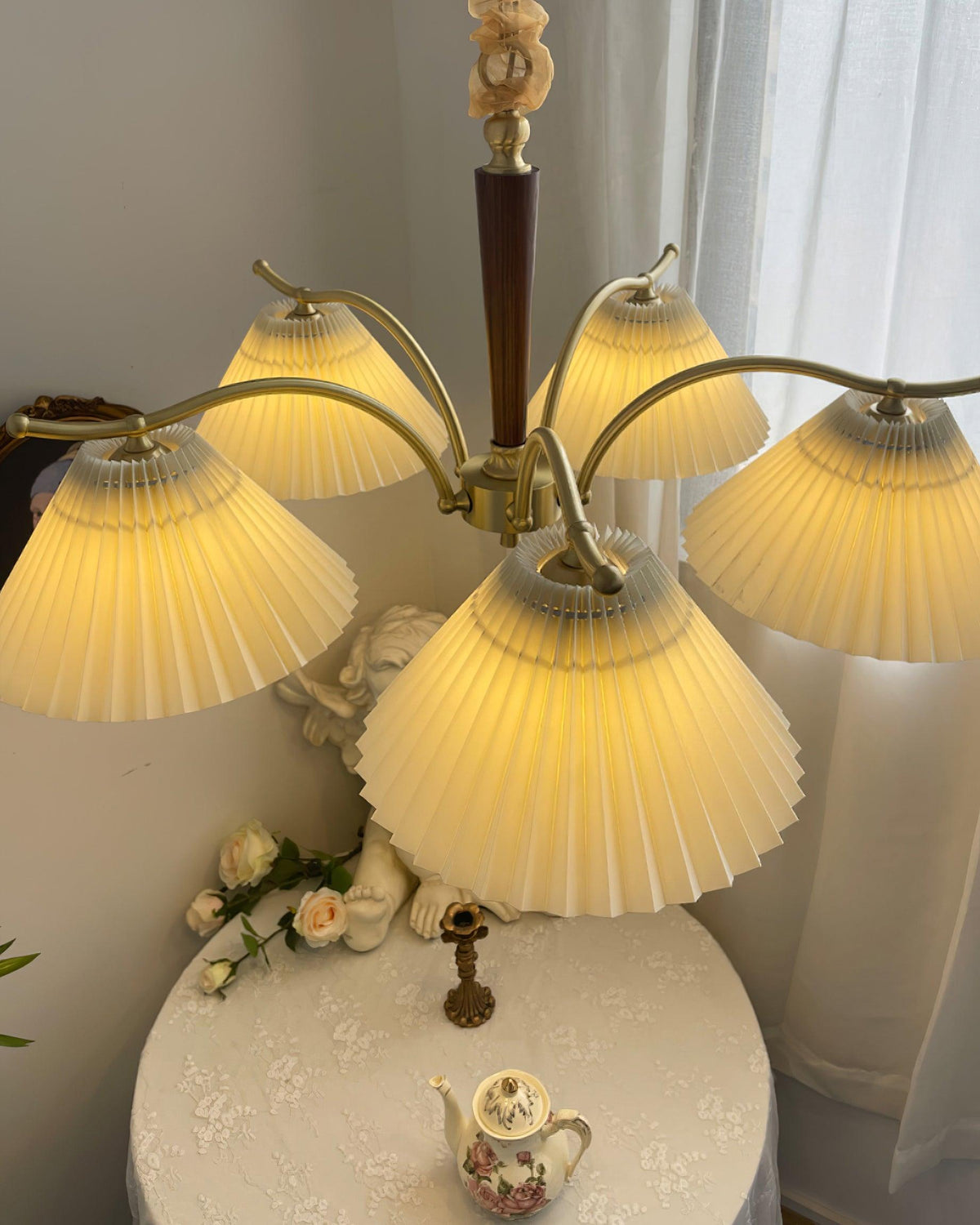 Kroonluchter met plooistoffen lampenkappen, walnoothout en messing armen, warm retro-stijl