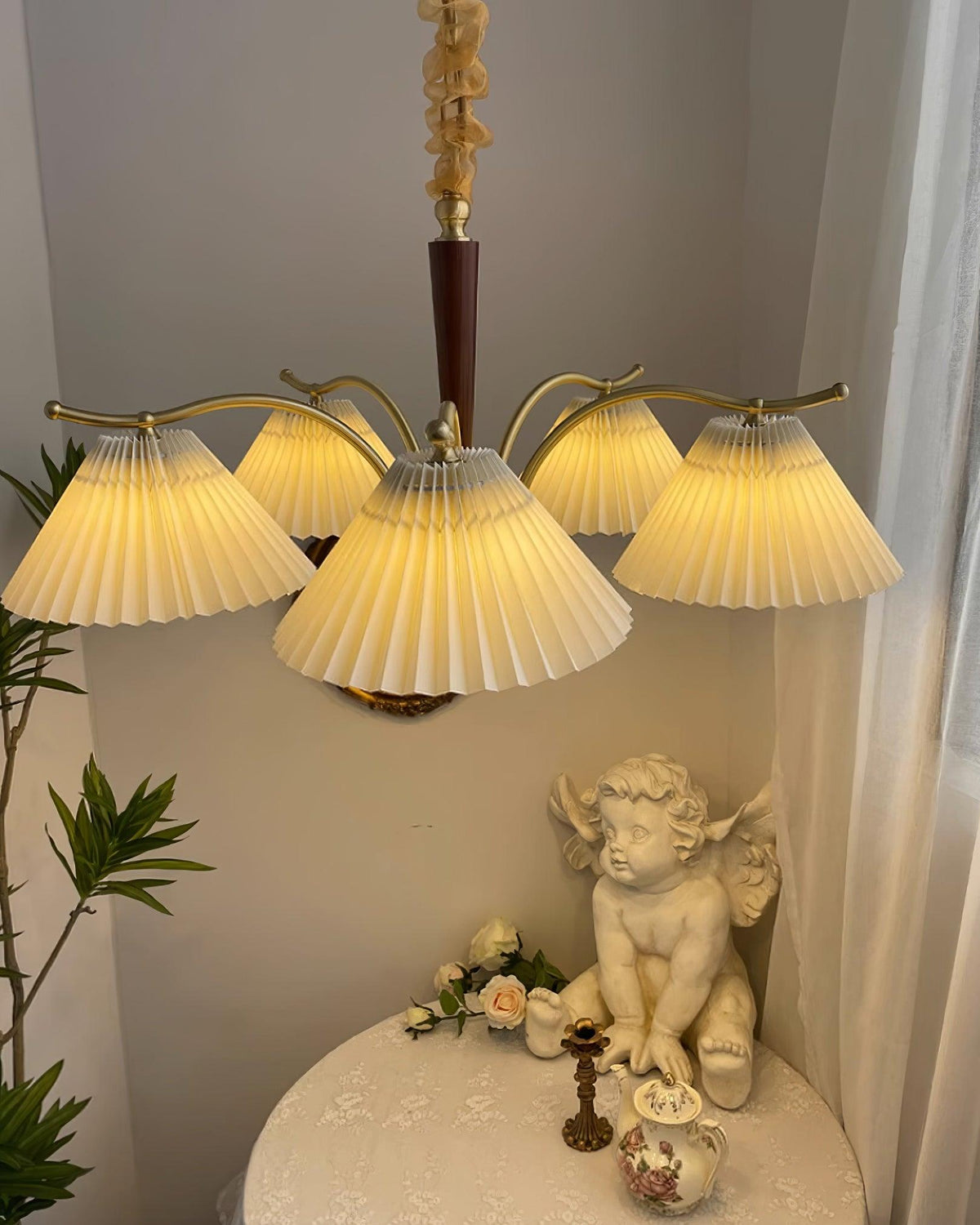 Kroonluchter met plooistoffen lampenkappen, walnoothout en messing armen, warm retro-stijl
