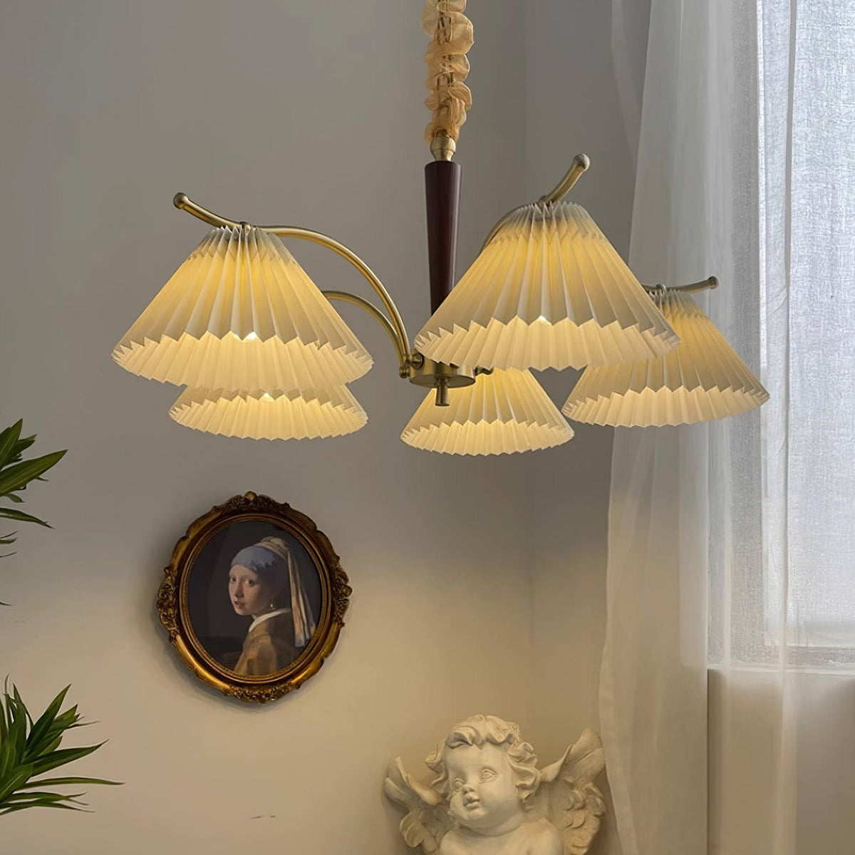 Kroonluchter met plooistoffen lampenkappen, walnoothout en messing armen, warm retro-stijl
