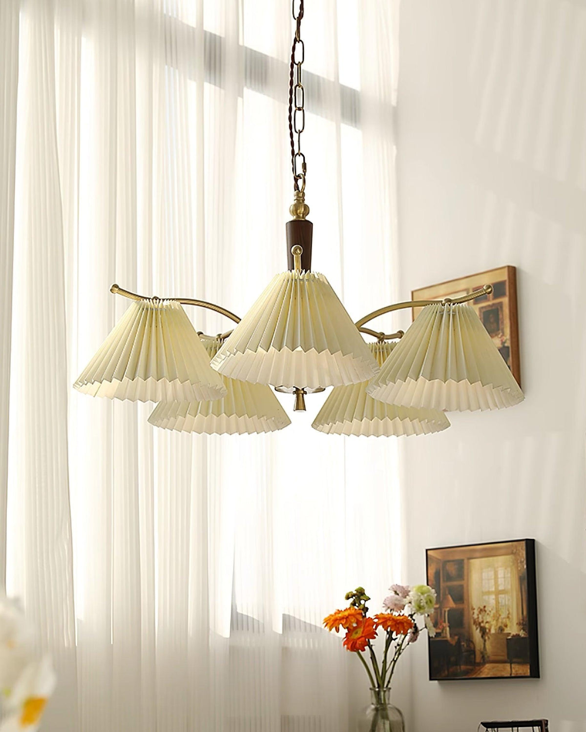 Kroonluchter met plooistoffen lampenkappen, walnoothout en messing armen, warm retro-stijl