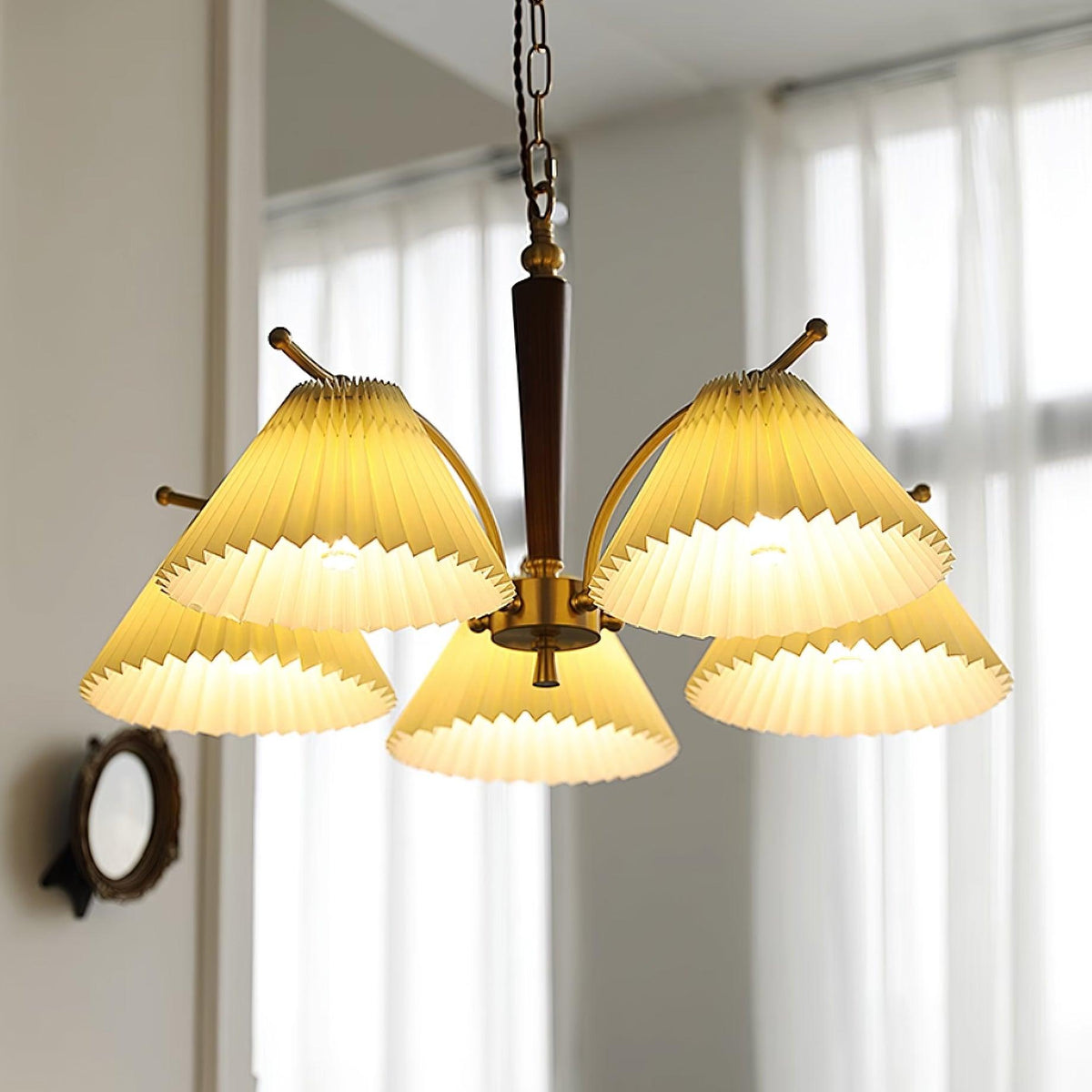 Kroonluchter met plooistoffen lampenkappen, walnoothout en messing armen, warm retro-stijl