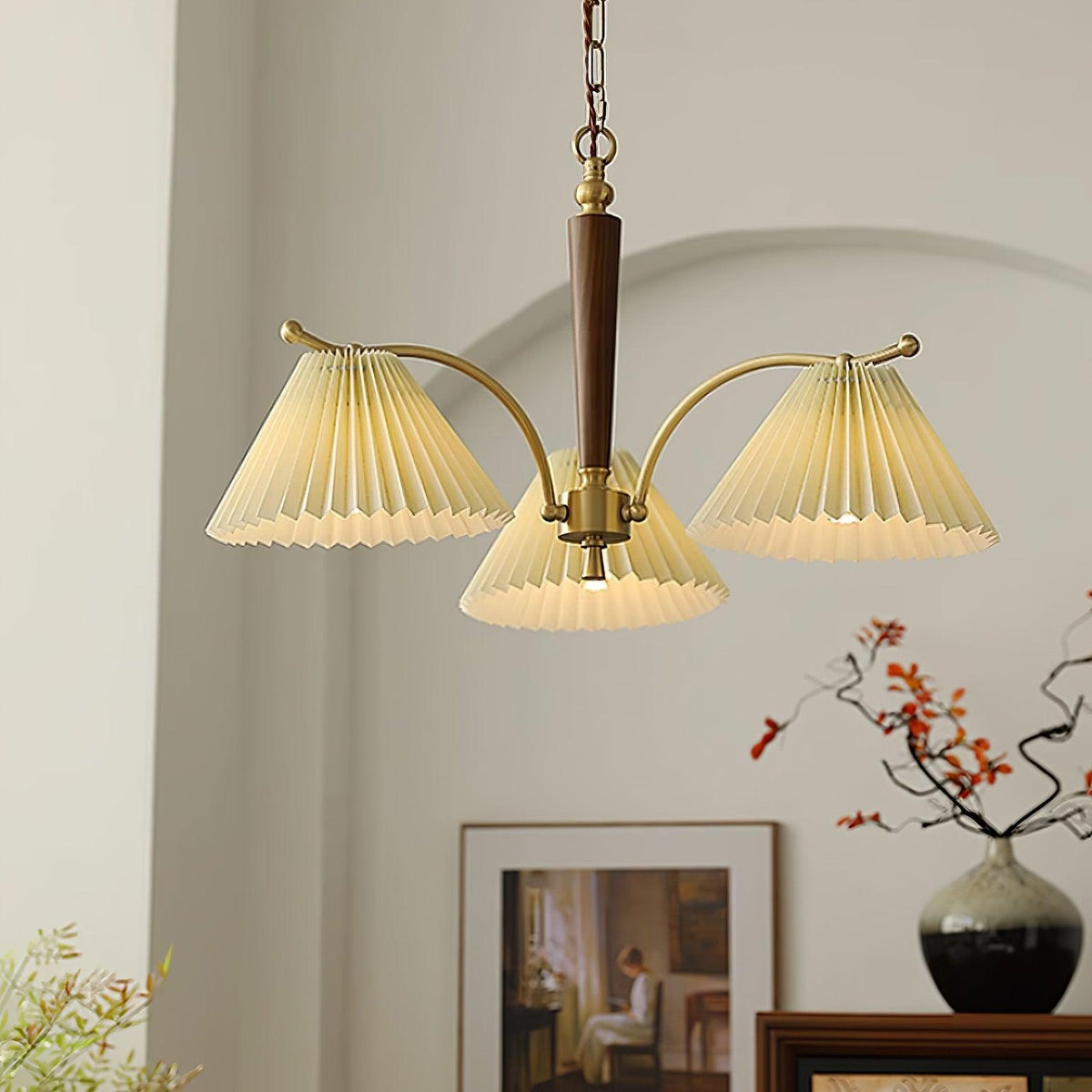 Kroonluchter met plooistoffen lampenkappen, walnoothout en messing armen, warm retro-stijl