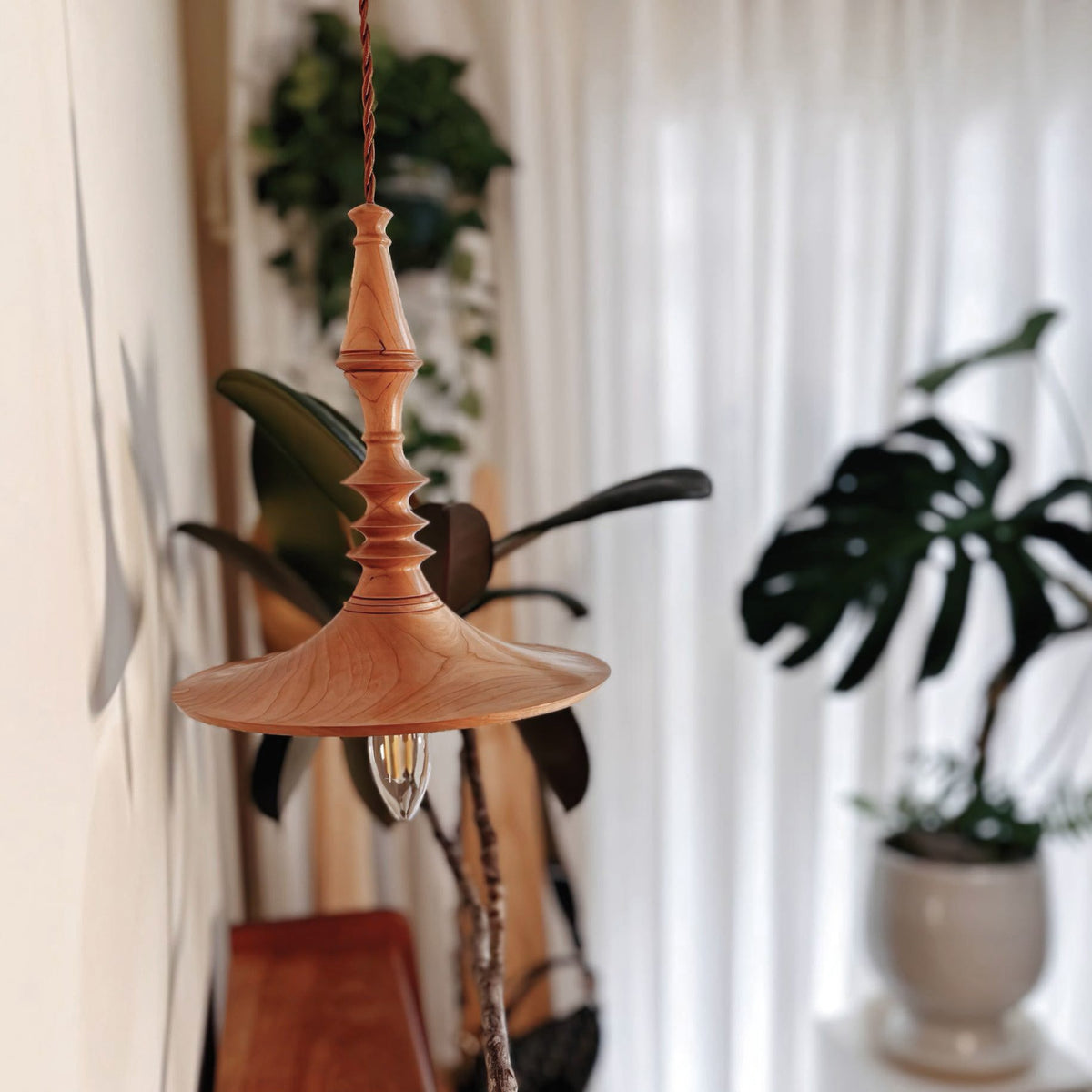 Tessira hanglamp van walnoothout met industriële stijl