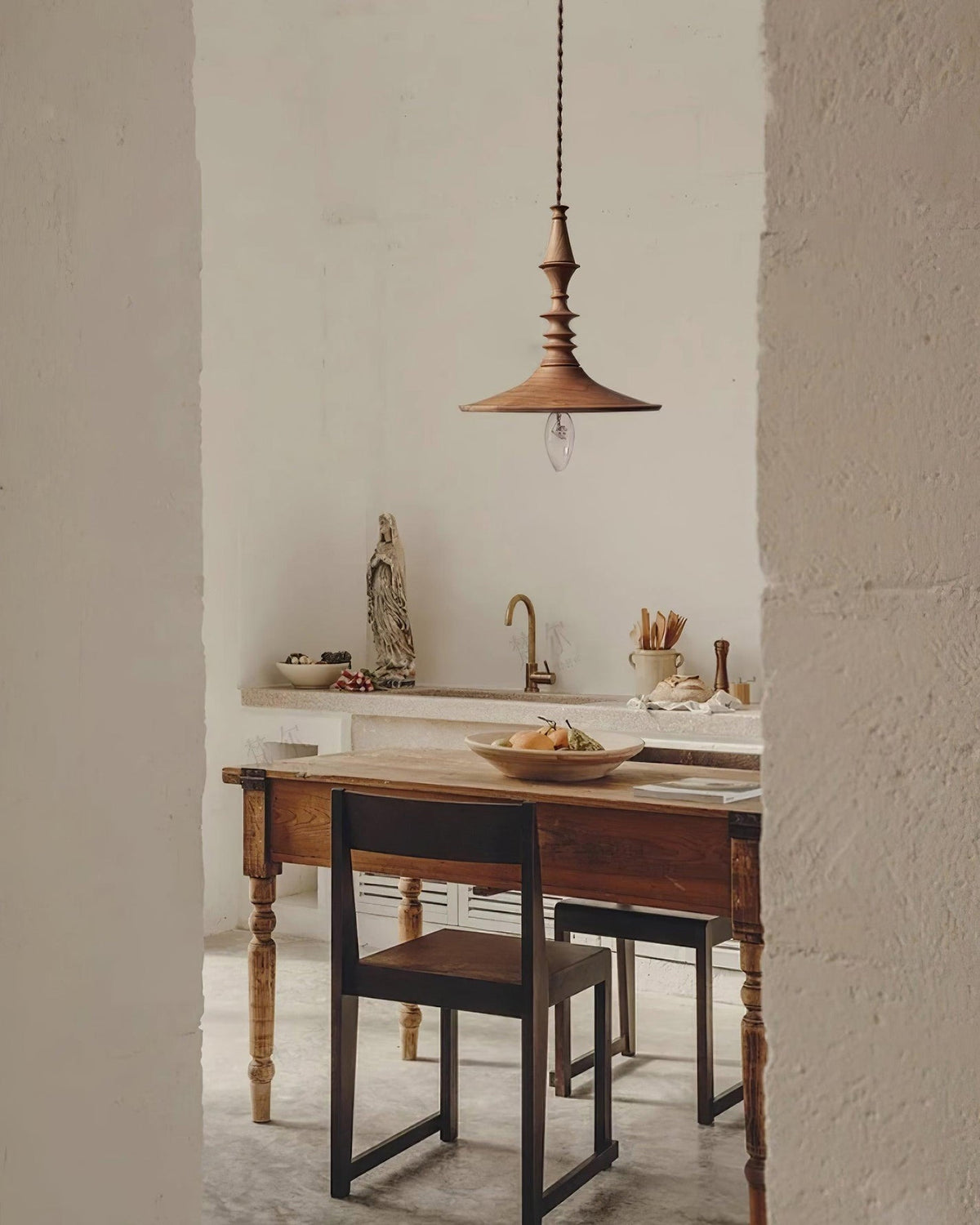 Tessira hanglamp van walnoothout met industriële stijl