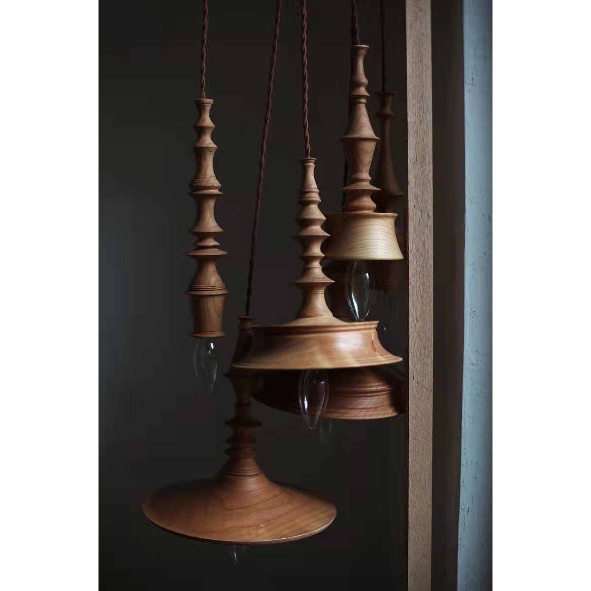 Tessira hanglamp van walnoothout met industriële stijl
