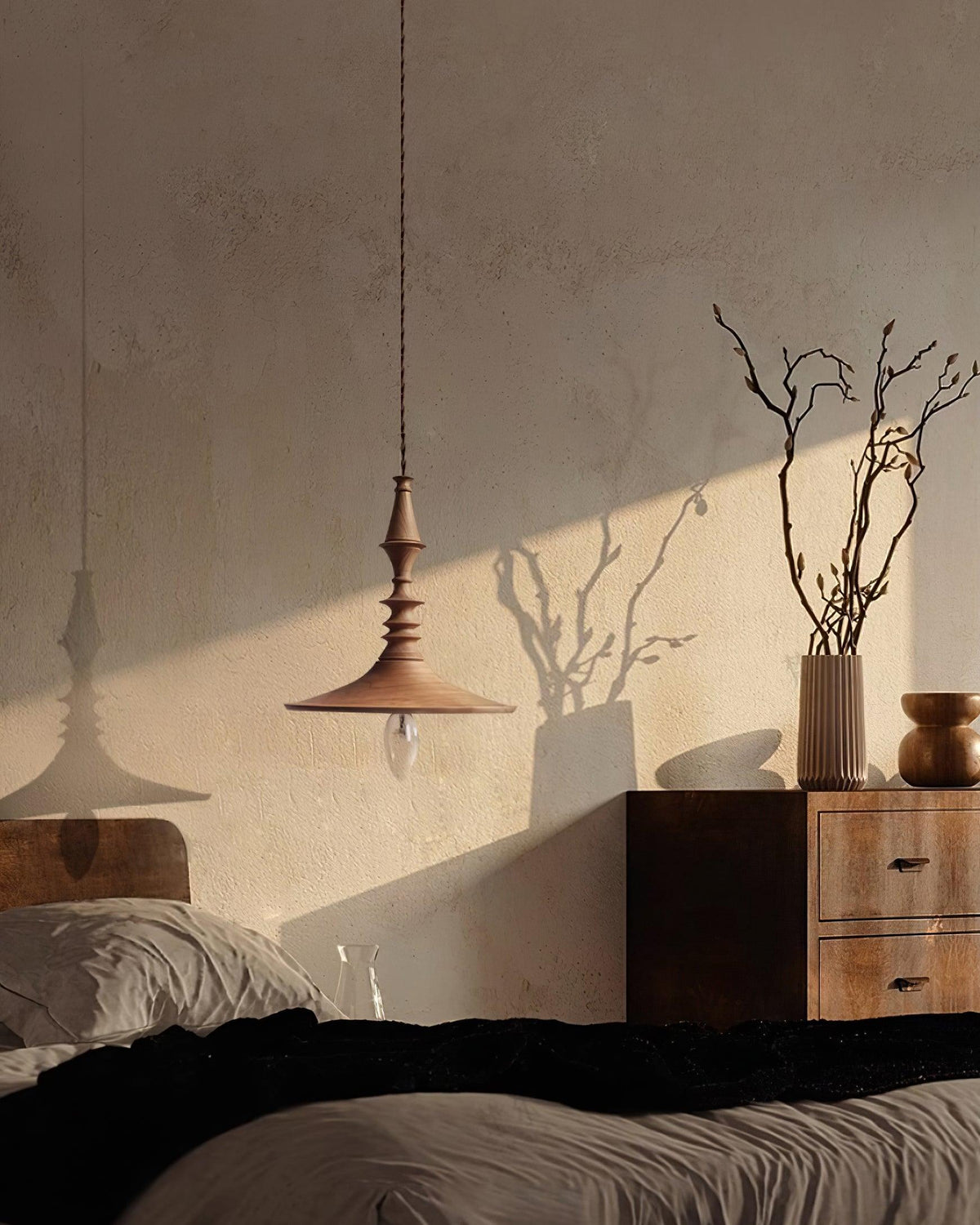 Tessira hanglamp van walnoothout met industriële stijl