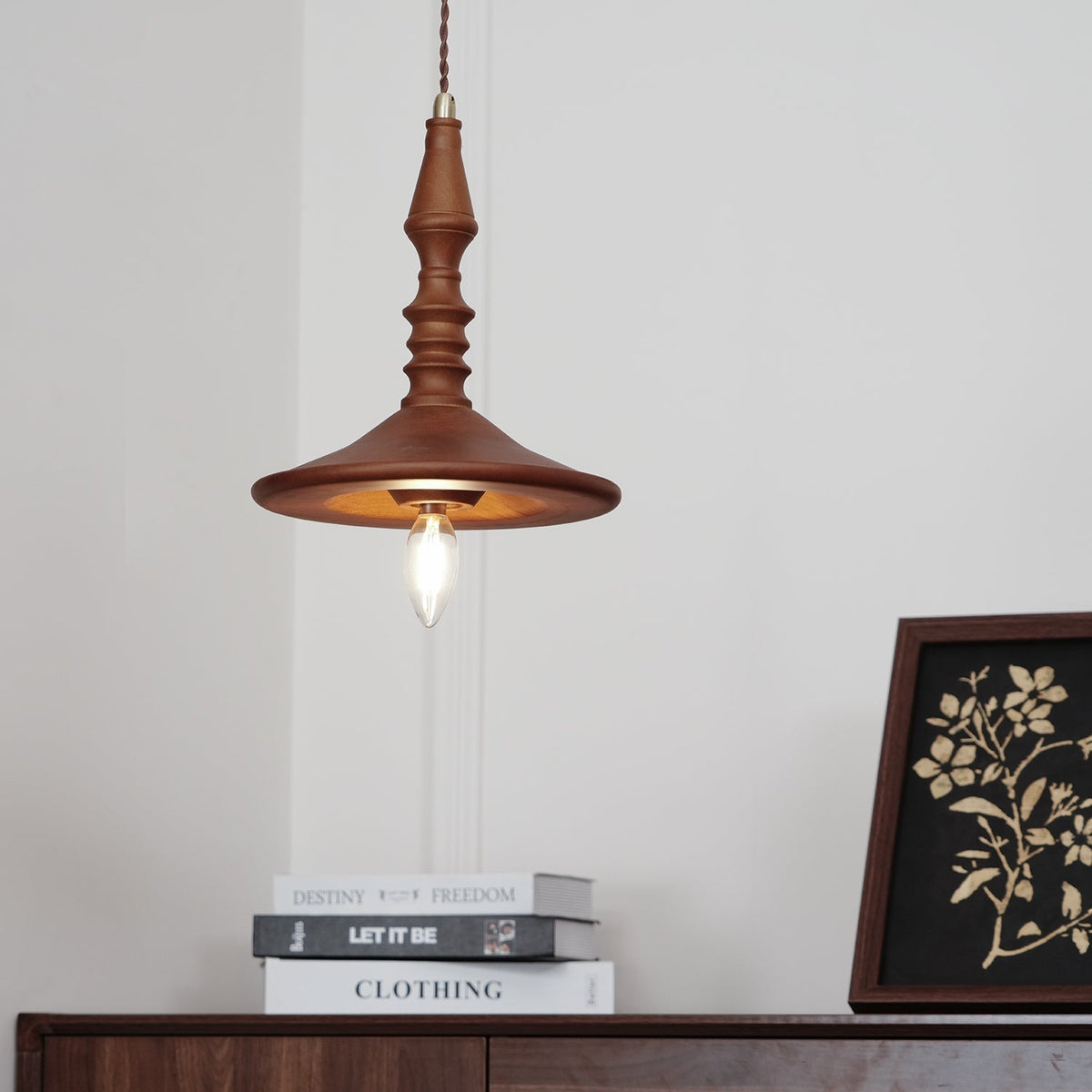 Tessira hanglamp van walnoothout met industriële stijl
