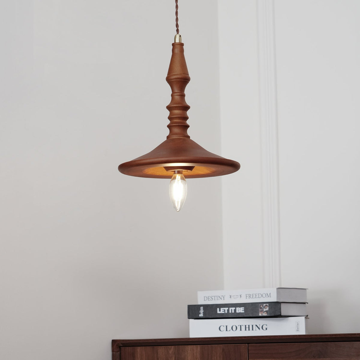 Tessira hanglamp van walnoothout met industriële stijl
