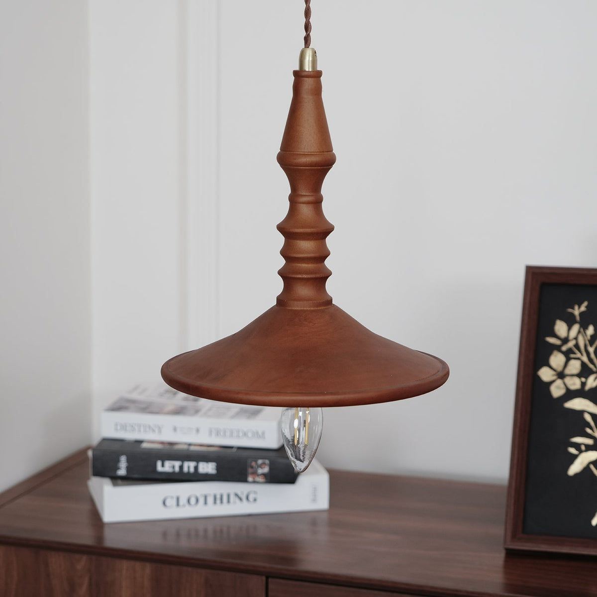 Teriinise hanglamp van walnoothout