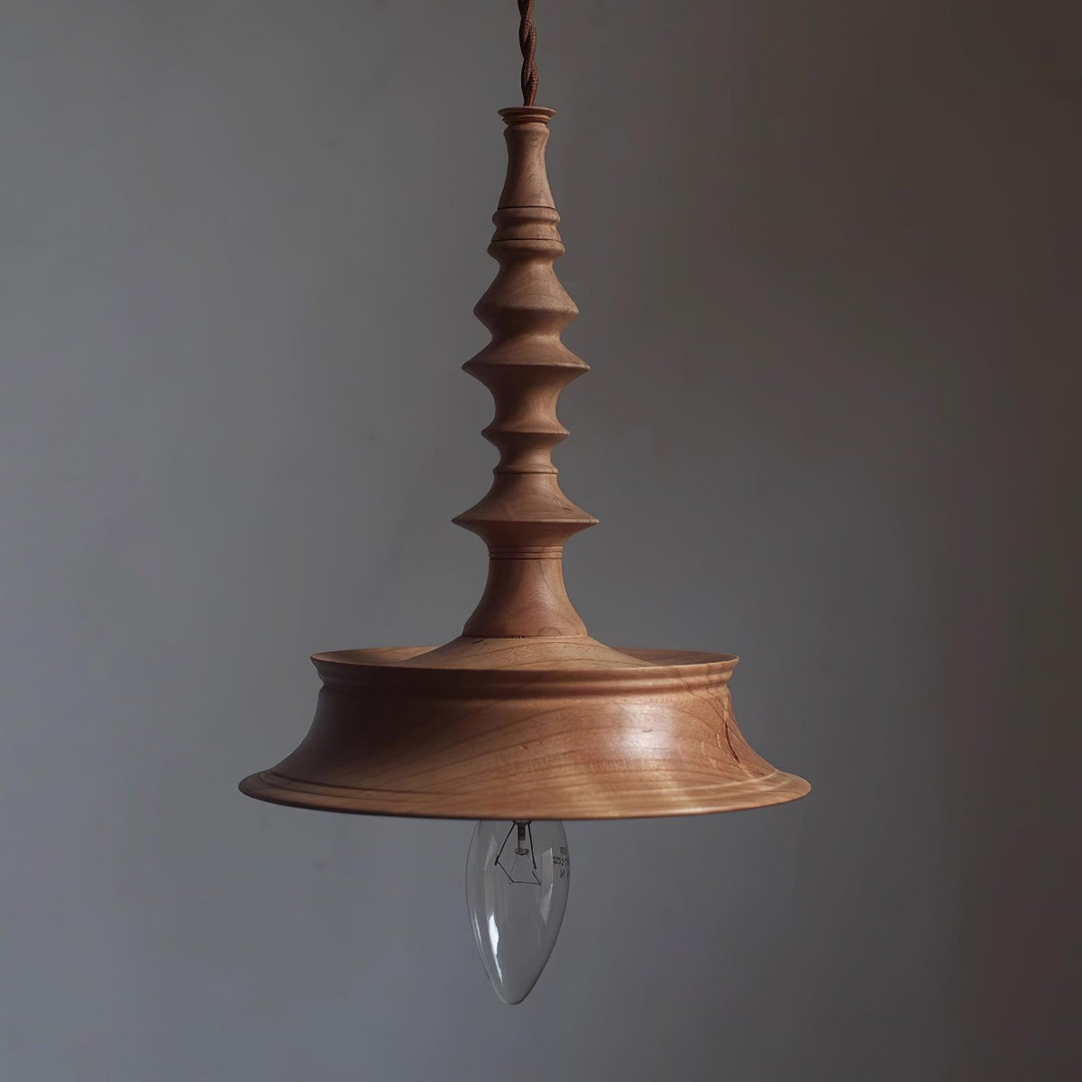 Tessira hanglamp van walnoothout met industriële stijl
