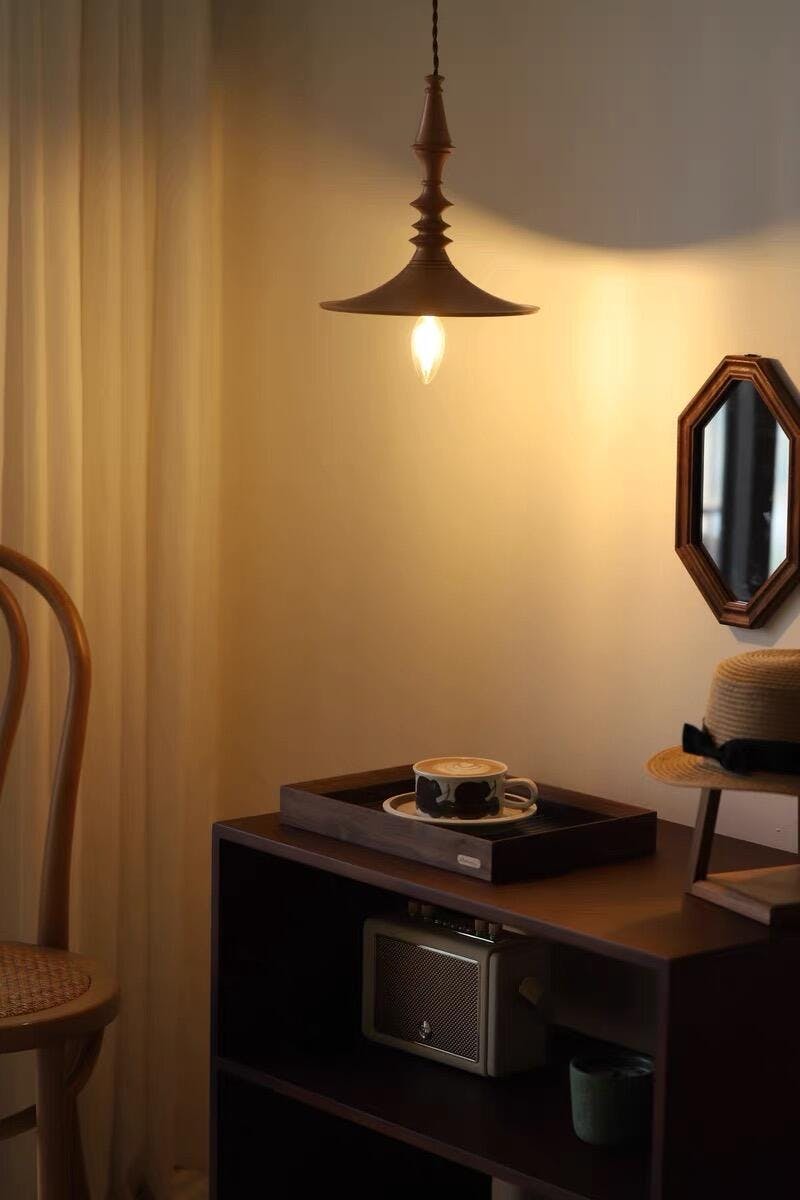 Tessira hanglamp van walnoothout met industriële stijl