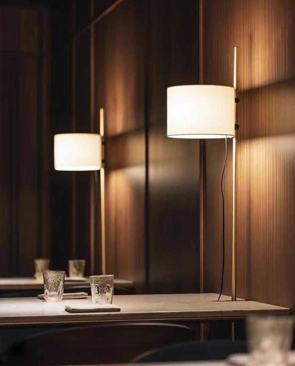 Vindis vloerlamp met houten kap en textiel