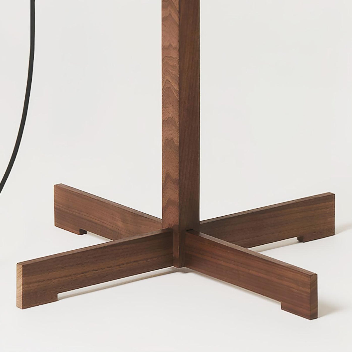 Vindis vloerlamp met houten kap en textiel