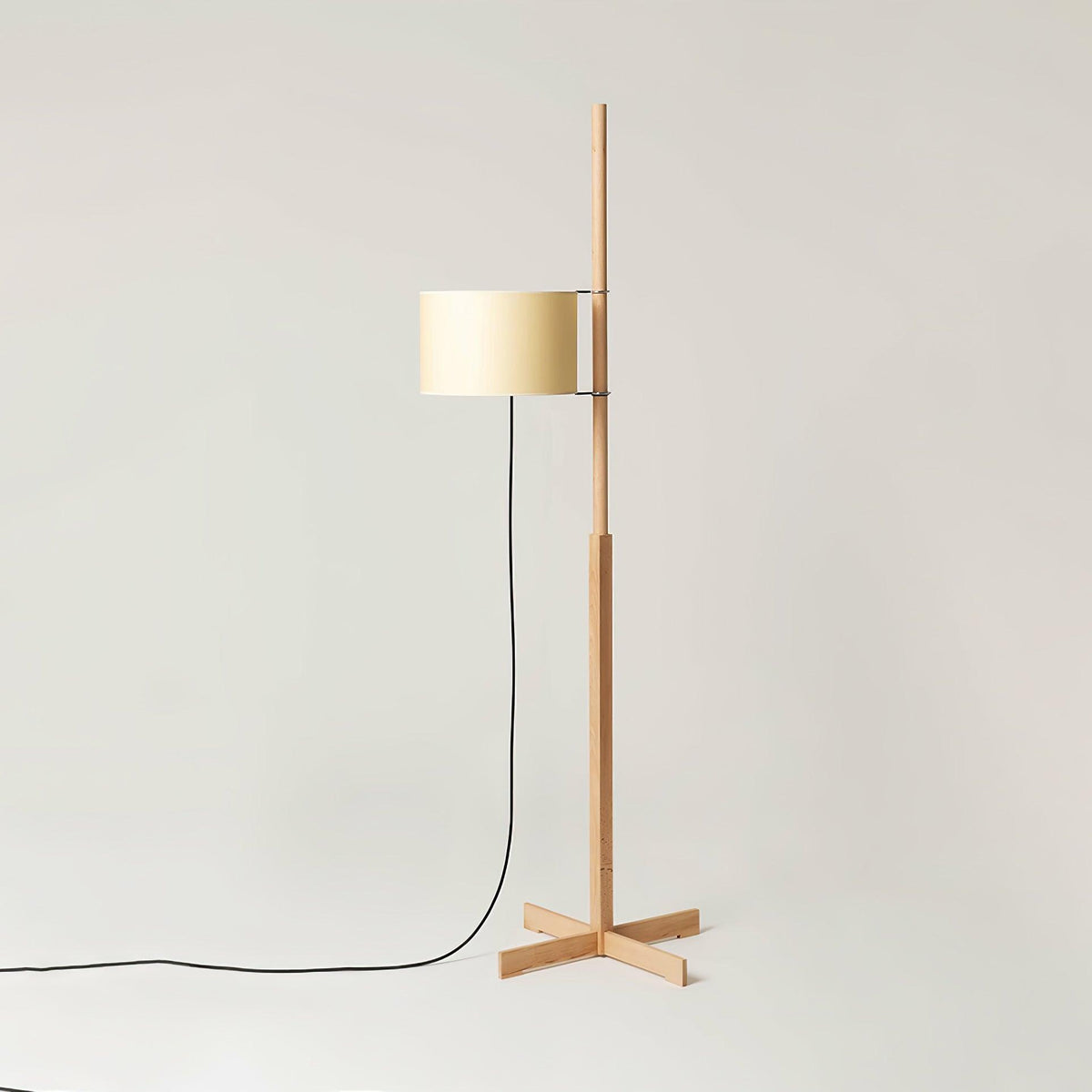 Vindis vloerlamp met houten kap en textiel