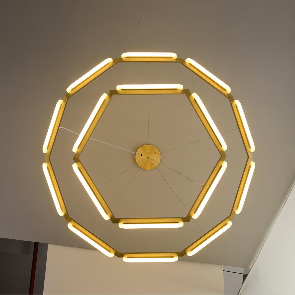 Din kroonluchter met geometrische messing ring
