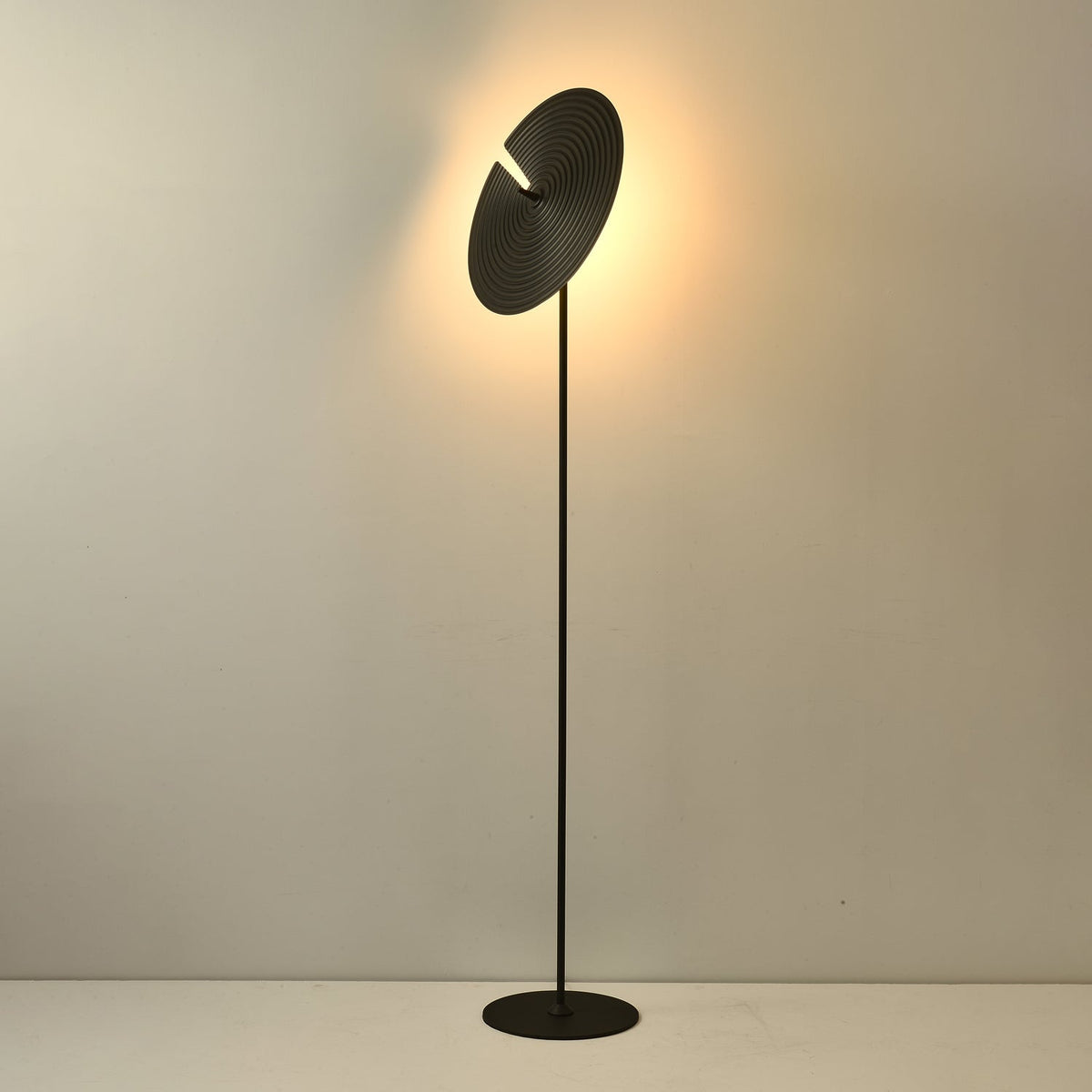 Spira moderne vloerlamp van aluminium