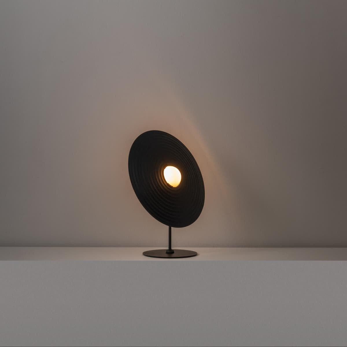 Vortex Moderne tafellamp van aluminium