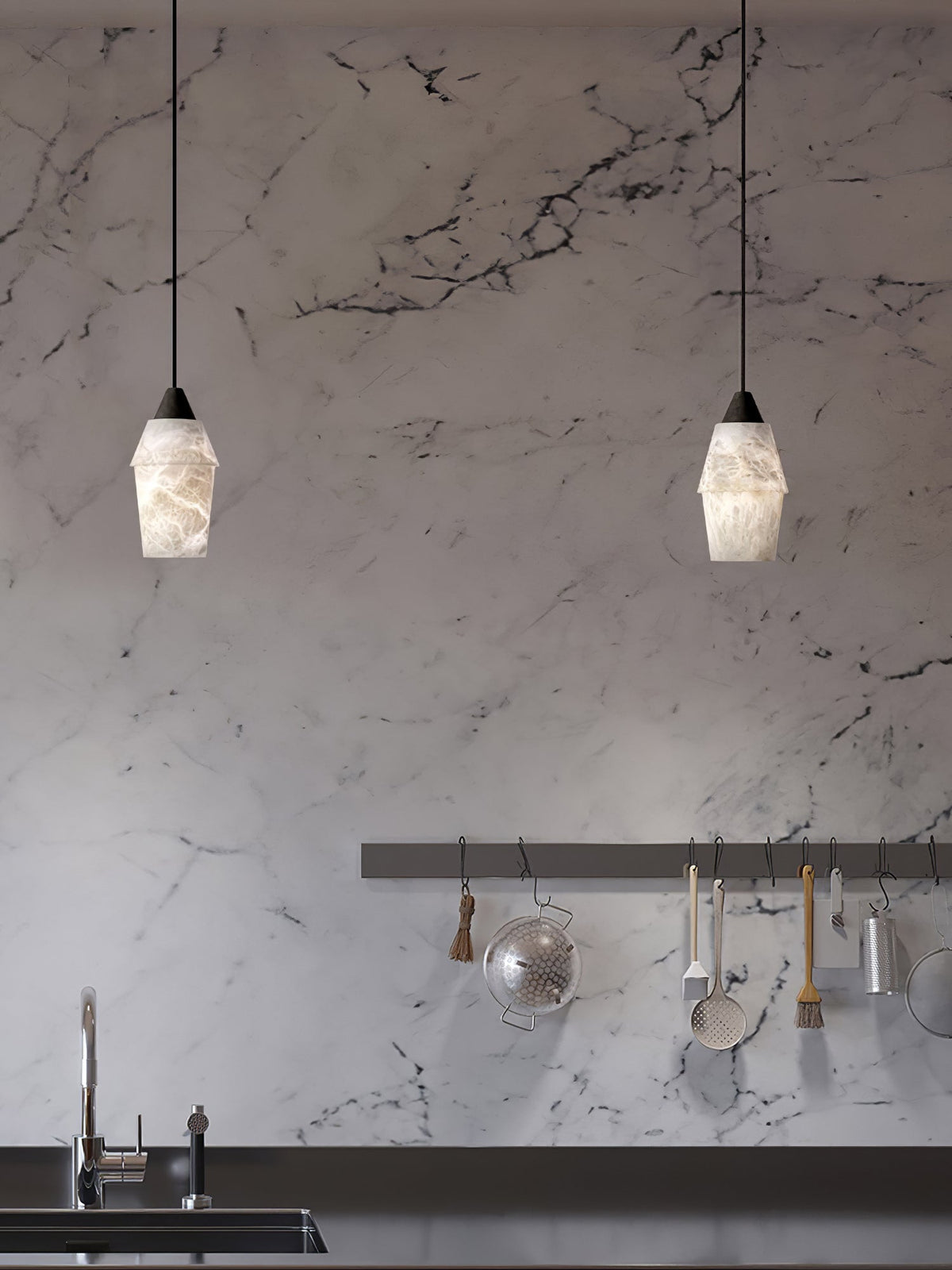 Ostara hanglamp van messing en albast