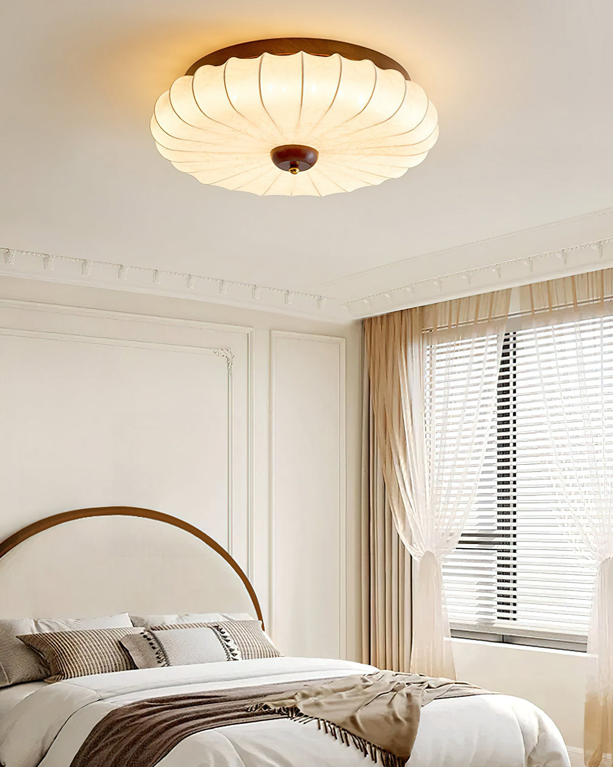 Miroraine vlakke plafondlamp walnootkleurige afwerking beige stoffen kap